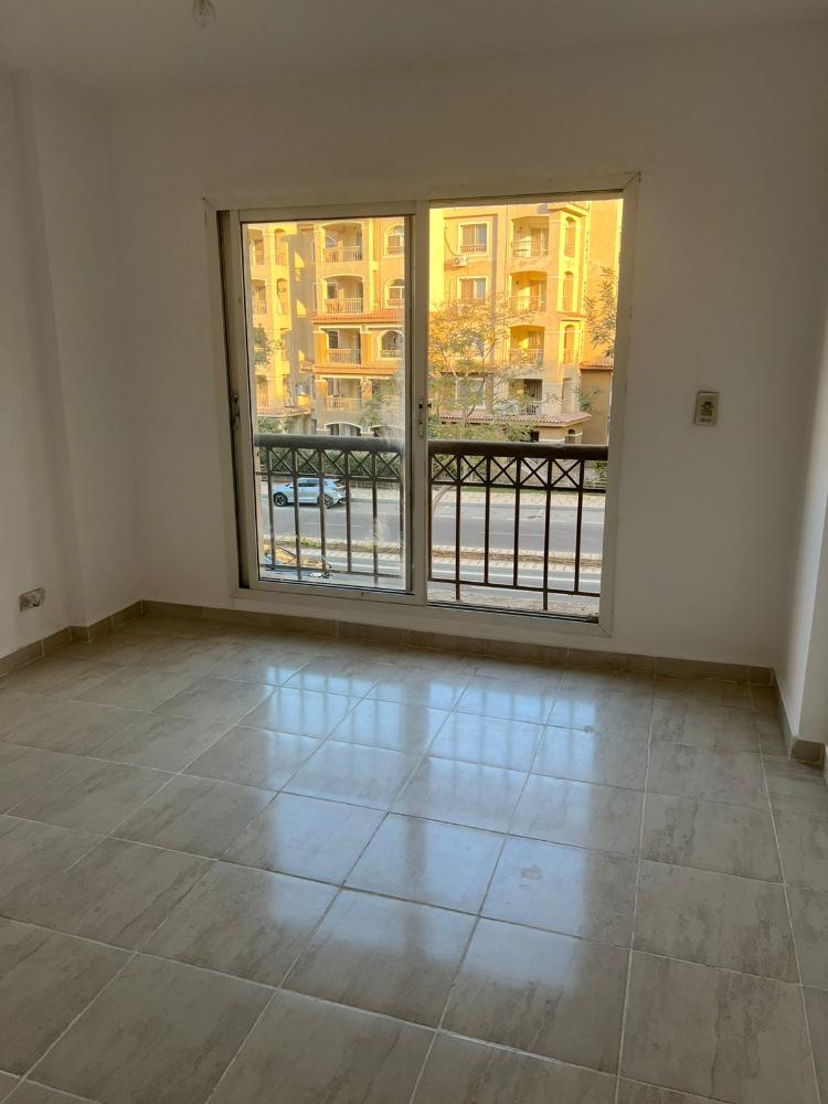 شقه للايجار  قانون بمدينتي135م في الb3 